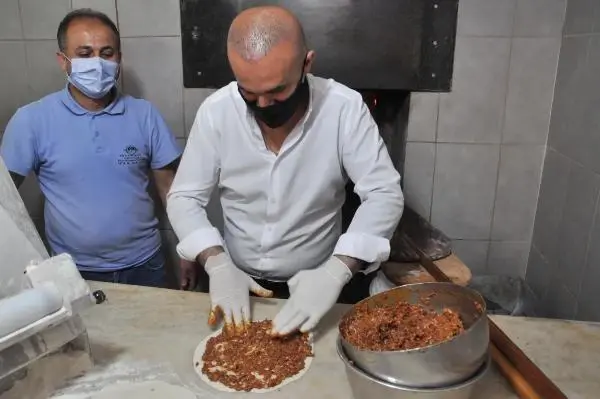 ABD'DEN ÖDÜLLÜ PİZZACI, SİLVAN'DA 25 YIL ÖNCE HAMUR AÇTIĞI TEZGAHTA LAHMACUN YAPTI ABD'DEN ÖDÜLLÜ PİZZACI, SİLVAN'DA 25 YIL ÖNCE HAMUR AÇTIĞI TEZGAHTA LAHMACUN YAPTI