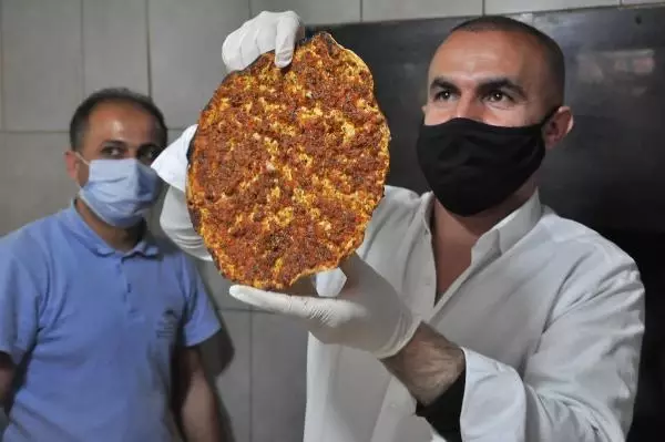 ABD'DEN ÖDÜLLÜ PİZZACI, SİLVAN'DA 25 YIL ÖNCE HAMUR AÇTIĞI TEZGAHTA LAHMACUN YAPTI ABD'DEN ÖDÜLLÜ PİZZACI, SİLVAN'DA 25 YIL ÖNCE HAMUR AÇTIĞI TEZGAHTA LAHMACUN YAPTI