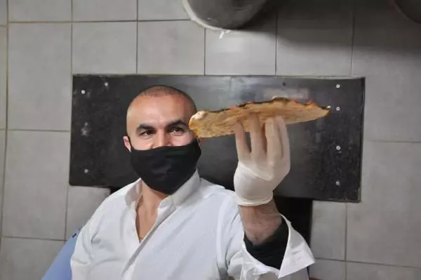 ABD'DEN ÖDÜLLÜ PİZZACI, SİLVAN'DA 25 YIL ÖNCE HAMUR AÇTIĞI TEZGAHTA LAHMACUN YAPTI ABD'DEN ÖDÜLLÜ PİZZACI, SİLVAN'DA 25 YIL ÖNCE HAMUR AÇTIĞI TEZGAHTA LAHMACUN YAPTI