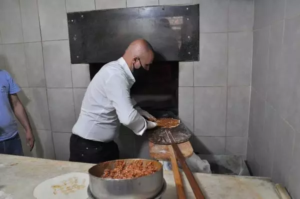 ABD'DEN ÖDÜLLÜ PİZZACI, SİLVAN'DA 25 YIL ÖNCE HAMUR AÇTIĞI TEZGAHTA LAHMACUN YAPTI ABD'DEN ÖDÜLLÜ PİZZACI, SİLVAN'DA 25 YIL ÖNCE HAMUR AÇTIĞI TEZGAHTA LAHMACUN YAPTI