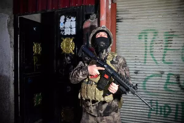 Son dakika! Adana merkezli 4 ildeki uyuşturucu operasyonu, dronla görüntülendi Son dakika! Adana merkezli 4 ildeki uyuşturucu operasyonu, dronla görüntülendi