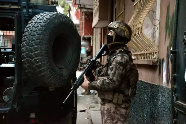 Son dakika! Adana merkezli 4 ildeki uyuşturucu operasyonu, dronla görüntülendi Son dakika! Adana merkezli 4 ildeki uyuşturucu operasyonu, dronla görüntülendi