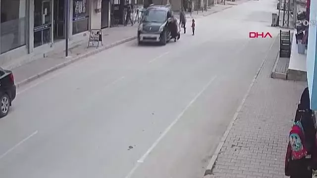 ADANA TELLERE TAKILAN UÇURTMASINI ALIRKEN AKIMA KAPILAN FURKAN, PROTEZ İÇİN YARDIM BEKLİYOR ADANA TELLERE TAKILAN UÇURTMASINI ALIRKEN AKIMA KAPILAN FURKAN, PROTEZ İÇİN YARDIM BEKLİYOR
