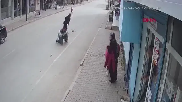 ADANA TELLERE TAKILAN UÇURTMASINI ALIRKEN AKIMA KAPILAN FURKAN, PROTEZ İÇİN YARDIM BEKLİYOR ADANA TELLERE TAKILAN UÇURTMASINI ALIRKEN AKIMA KAPILAN FURKAN, PROTEZ İÇİN YARDIM BEKLİYOR