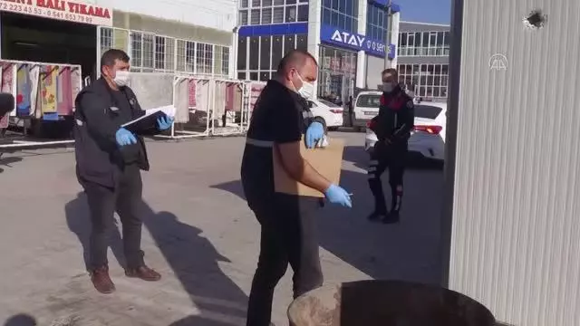 AFYONKARAHİSAR - Alacak verecek nedeniyle darbettikleri kişiyi tüfekle yaralayan genç ve babası yakalandı AFYONKARAHİSAR - Alacak verecek nedeniyle darbettikleri kişiyi tüfekle yaralayan genç ve babası yakalandı