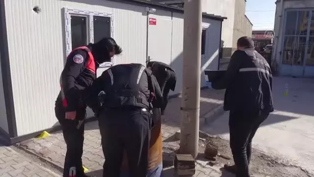 AFYONKARAHİSAR - Alacak verecek nedeniyle darbettikleri kişiyi tüfekle yaralayan genç ve babası yakalandı AFYONKARAHİSAR - Alacak verecek nedeniyle darbettikleri kişiyi tüfekle yaralayan genç ve babası yakalandı