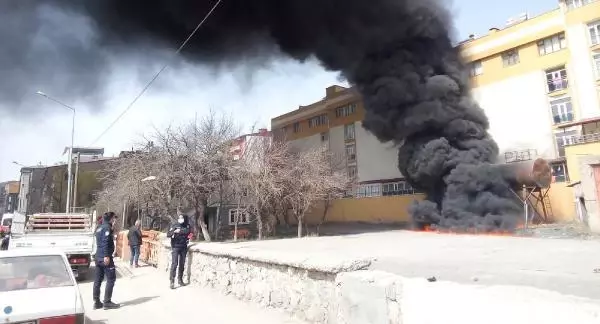 Ağrı'da zift tankerinde yangın; gökyüzüne siyah dumanlar yükseldi Ağrı'da zift tankerinde yangın; gökyüzüne siyah dumanlar yükseldi