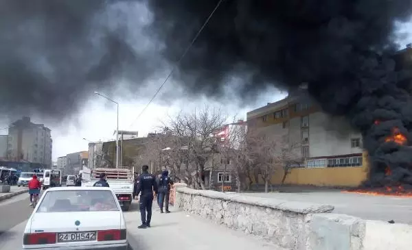 Ağrı'da zift tankerinde yangın; gökyüzüne siyah dumanlar yükseldi Ağrı'da zift tankerinde yangın; gökyüzüne siyah dumanlar yükseldi