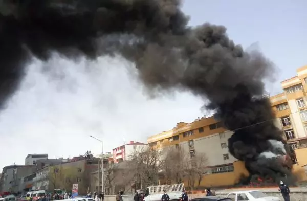 Ağrı'da zift tankerinde yangın; gökyüzüne siyah dumanlar yükseldi Ağrı'da zift tankerinde yangın; gökyüzüne siyah dumanlar yükseldi