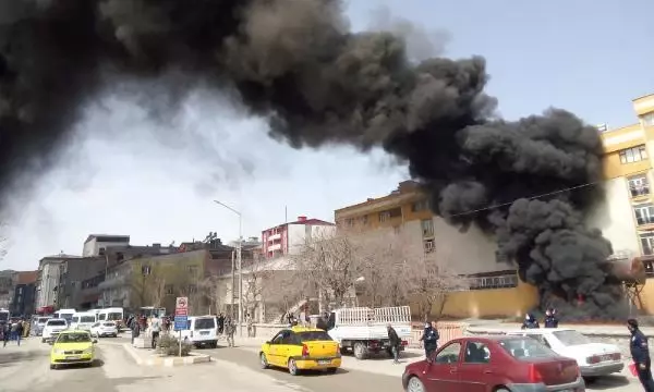 Ağrı'da zift tankerinde yangın; gökyüzüne siyah dumanlar yükseldi Ağrı'da zift tankerinde yangın; gökyüzüne siyah dumanlar yükseldi