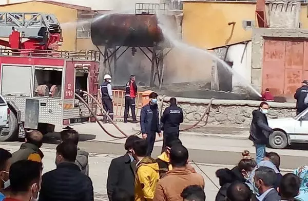 Ağrı'da zift tankerinde yangın; gökyüzüne siyah dumanlar yükseldi Ağrı'da zift tankerinde yangın; gökyüzüne siyah dumanlar yükseldi