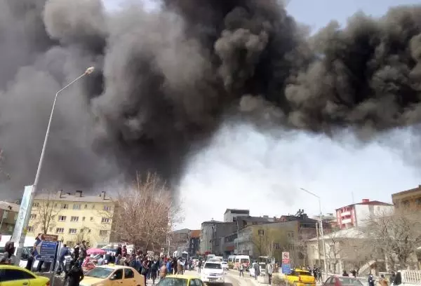 Ağrı'da zift tankerinde yangın; gökyüzüne siyah dumanlar yükseldi Ağrı'da zift tankerinde yangın; gökyüzüne siyah dumanlar yükseldi