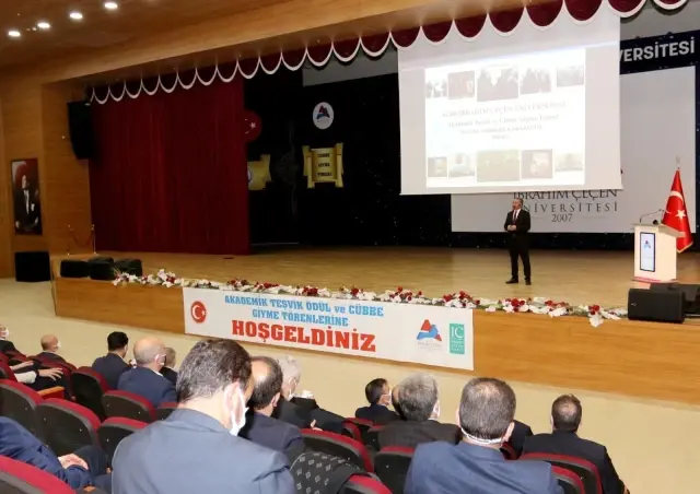 AİÇÜ'de Akademik Teşvik ve Cübbe Giyme Töreni Yapıldı AİÇÜ'de Akademik Teşvik ve Cübbe Giyme Töreni Yapıldı
