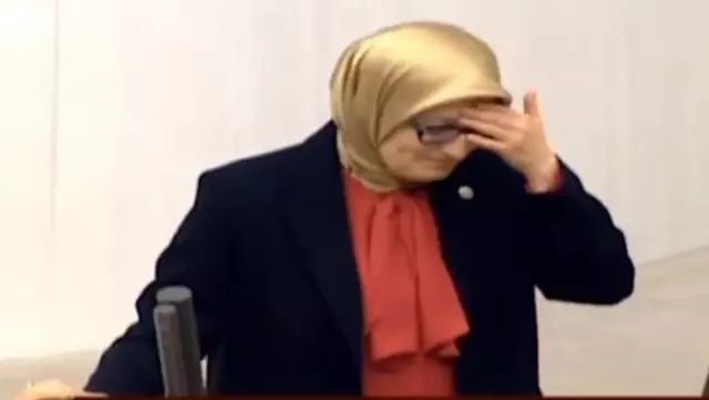 AK Partili vekil Belgin Uygur kürsüde fenalaştı, Genel Kurul'a ara verildi AK Partili vekil Belgin Uygur kürsüde fenalaştı, Genel Kurul'a ara verildi