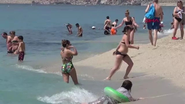 ALANYA'DA PLAJLAR DOLDU TAŞTI ALANYA'DA PLAJLAR DOLDU TAŞTI