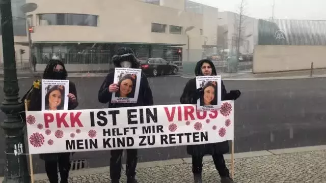 Almanya'da kızı PKK tarafından kaçırılan anne, eylemini başbakanlık önünde sürdürüyor Almanya'da kızı PKK tarafından kaçırılan anne, eylemini başbakanlık önünde sürdürüyor