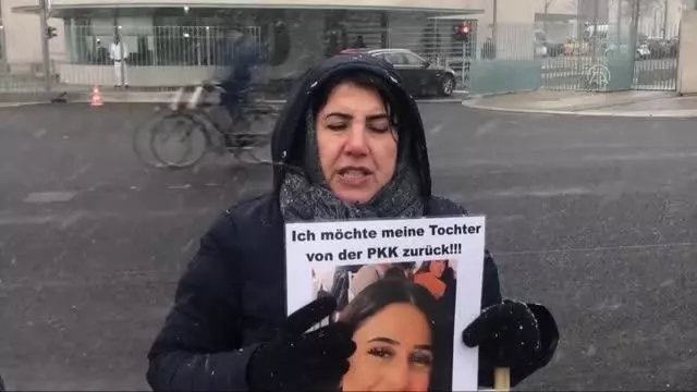 Almanya'da kızı PKK tarafından kaçırılan anne, eylemini başbakanlık önünde sürdürüyor Almanya'da kızı PKK tarafından kaçırılan anne, eylemini başbakanlık önünde sürdürüyor