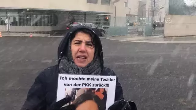 Almanya'da kızı PKK tarafından kaçırılan anne, eylemini başbakanlık önünde sürdürüyor Almanya'da kızı PKK tarafından kaçırılan anne, eylemini başbakanlık önünde sürdürüyor