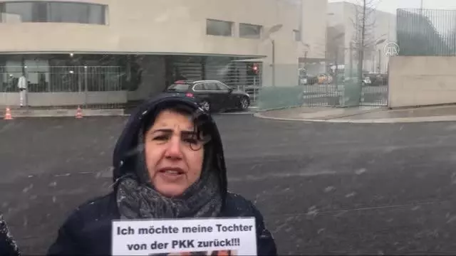 Almanya'da kızı PKK tarafından kaçırılan anne, eylemini başbakanlık önünde sürdürüyor Almanya'da kızı PKK tarafından kaçırılan anne, eylemini başbakanlık önünde sürdürüyor