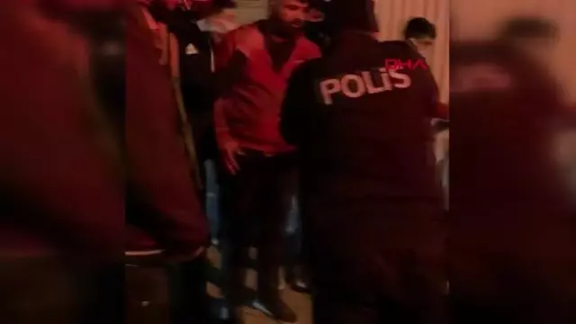 'Kavga' ihbarına gelen polislere pasta sürprizi 'Kavga' ihbarına gelen polislere pasta sürprizi