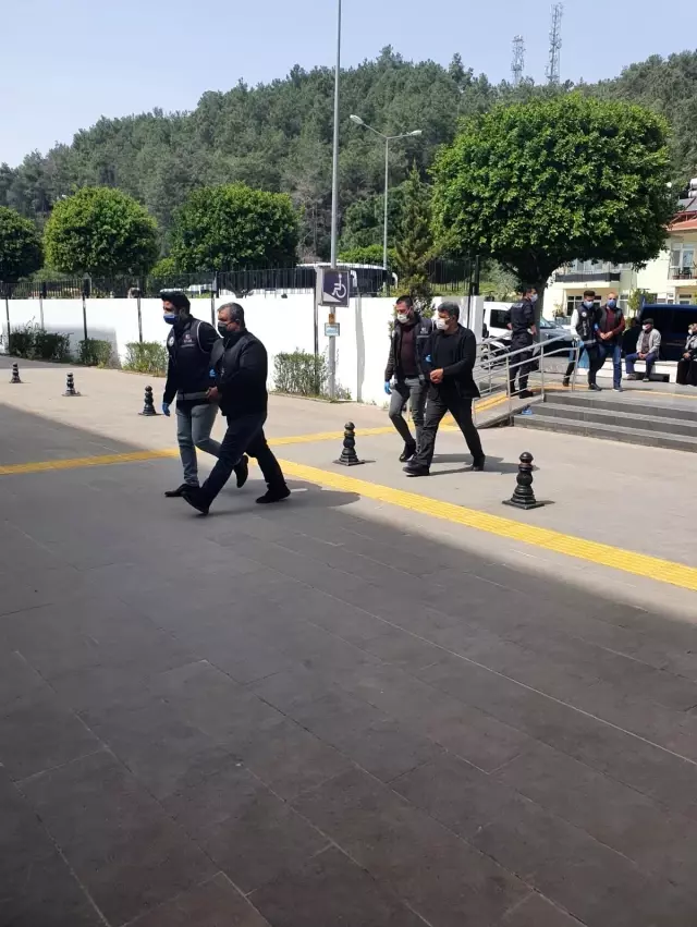 Antalya'da şüphe üzerine durdurulan araçta 440 sikke ele geçirildi Antalya'da şüphe üzerine durdurulan araçta 440 sikke ele geçirildi