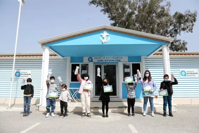 Antalya'nın çocuk su elçilerine matara hediye edildi Antalya'nın çocuk su elçilerine matara hediye edildi