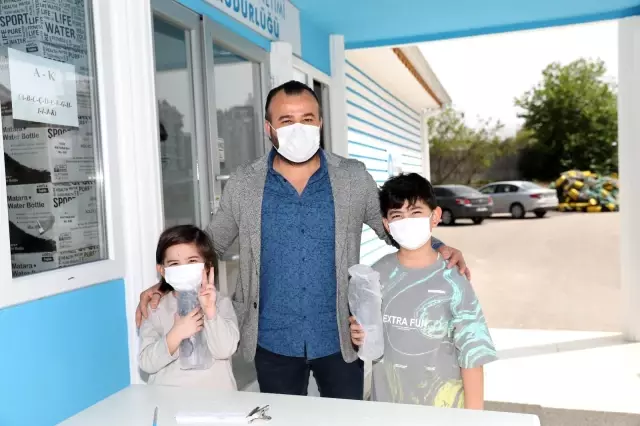 Antalya'nın çocuk su elçilerine matara hediye edildi Antalya'nın çocuk su elçilerine matara hediye edildi