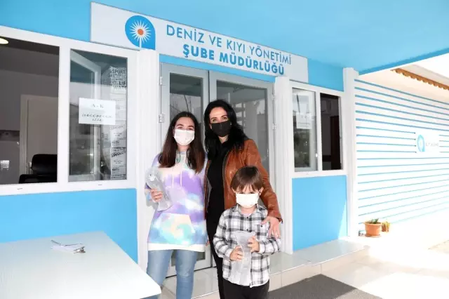 Antalya'nın çocuk su elçilerine matara hediye edildi Antalya'nın çocuk su elçilerine matara hediye edildi