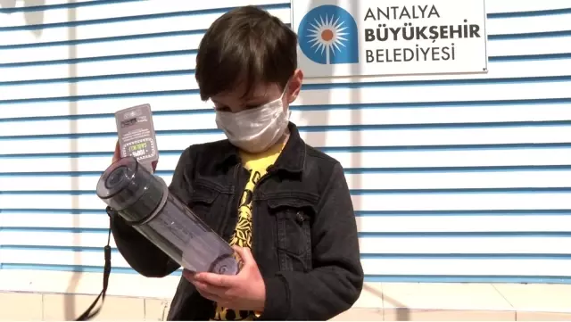 Antalya'nın çocuk su elçilerine matara hediye edildi Antalya'nın çocuk su elçilerine matara hediye edildi