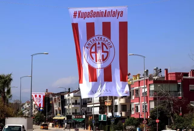Antalyaspor bayrakları caddeleri süslüyor Antalyaspor bayrakları caddeleri süslüyor