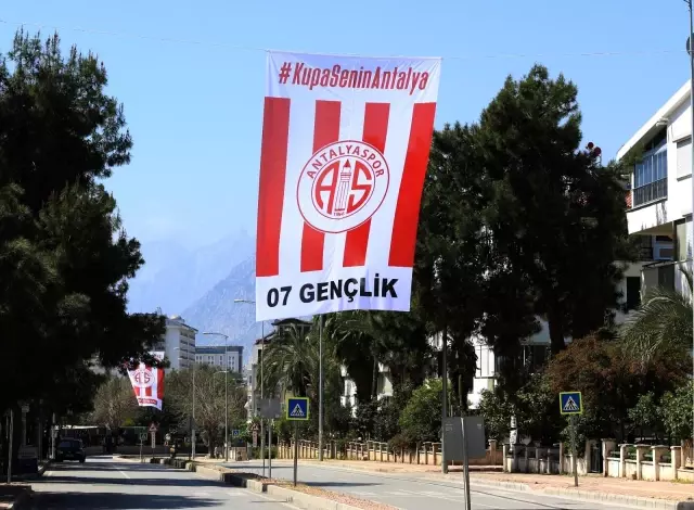 Antalyaspor bayrakları caddeleri süslüyor Antalyaspor bayrakları caddeleri süslüyor