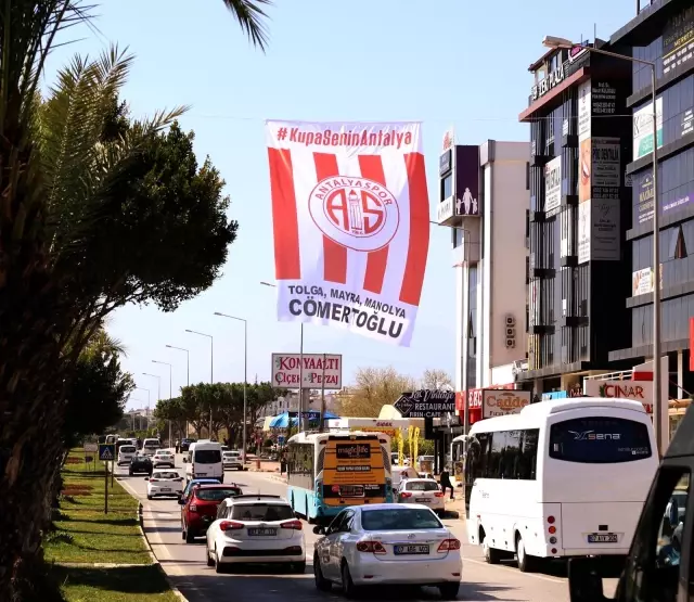 Antalyaspor bayrakları caddeleri süslüyor Antalyaspor bayrakları caddeleri süslüyor