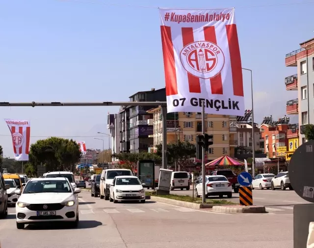 Antalyaspor bayrakları caddeleri süslüyor Antalyaspor bayrakları caddeleri süslüyor