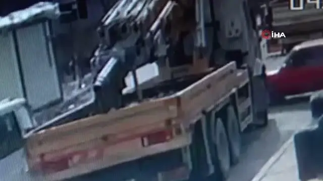 Araçlar kafa kafaya böyle çarpıştı: 2'si çocuk 4 yaralı Araçlar kafa kafaya böyle çarpıştı: 2'si çocuk 4 yaralı