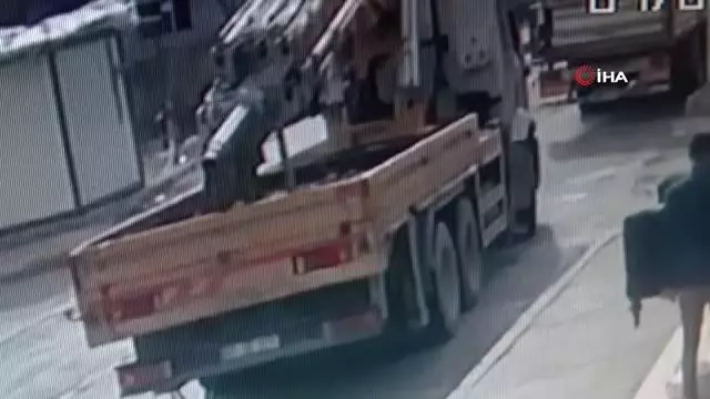 Araçlar kafa kafaya böyle çarpıştı: 2'si çocuk 4 yaralı Araçlar kafa kafaya böyle çarpıştı: 2'si çocuk 4 yaralı