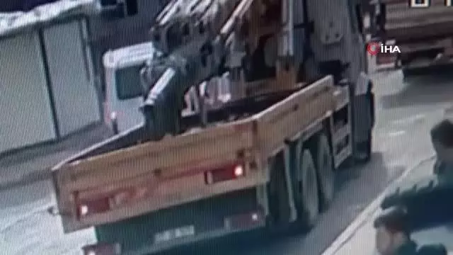 Araçlar kafa kafaya böyle çarpıştı: 2'si çocuk 4 yaralı Araçlar kafa kafaya böyle çarpıştı: 2'si çocuk 4 yaralı