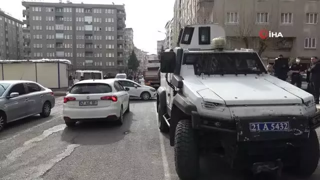 Araçlar kafa kafaya böyle çarpıştı: 2'si çocuk 4 yaralı Araçlar kafa kafaya böyle çarpıştı: 2'si çocuk 4 yaralı