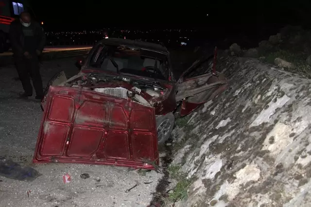 Arka tekeri kopan otomobil şarampole devrildi: 1 yaralı Arka tekeri kopan otomobil şarampole devrildi: 1 yaralı
