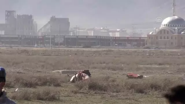 Askeri gösteri uçağı düştü (4) Askeri gösteri uçağı düştü (4)