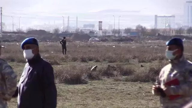 Askeri gösteri uçağı düştü (4) Askeri gösteri uçağı düştü (4)