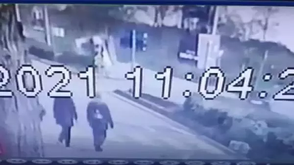 AVCILAR'DA AŞIRI YÜKLÜ KAMYONET BÖYLE DEVRİLDİ AVCILAR'DA AŞIRI YÜKLÜ KAMYONET BÖYLE DEVRİLDİ