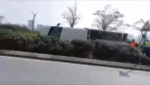 AVCILAR'DA AŞIRI YÜKLÜ KAMYONET BÖYLE DEVRİLDİ AVCILAR'DA AŞIRI YÜKLÜ KAMYONET BÖYLE DEVRİLDİ