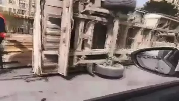 AVCILAR'DA AŞIRI YÜKLÜ KAMYONET BÖYLE DEVRİLDİ AVCILAR'DA AŞIRI YÜKLÜ KAMYONET BÖYLE DEVRİLDİ