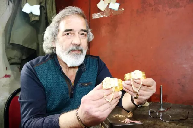 Avrupa'ya kadar açılan ve 40 yıla kadar ömrü olan Diyarbakır 'hasır' bileziği için usta yetişemiyor Avrupa'ya kadar açılan ve 40 yıla kadar ömrü olan Diyarbakır 'hasır' bileziği için usta yetişemiyor
