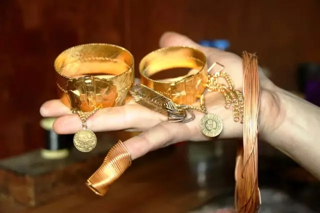 Avrupa'ya kadar açılan ve 40 yıla kadar ömrü olan Diyarbakır 'hasır' bileziği için usta yetişemiyor Avrupa'ya kadar açılan ve 40 yıla kadar ömrü olan Diyarbakır 'hasır' bileziği için usta yetişemiyor