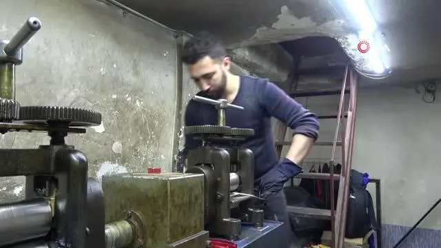 Avrupa'ya kadar açılan ve 40 yıla kadar ömrü olan Diyarbakır 'hasır' bileziği için usta yetişemiyor Avrupa'ya kadar açılan ve 40 yıla kadar ömrü olan Diyarbakır 'hasır' bileziği için usta yetişemiyor