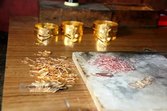 Avrupa'ya kadar açılan ve 40 yıla kadar ömrü olan Diyarbakır 'hasır' bileziği için usta yetişemiyor Avrupa'ya kadar açılan ve 40 yıla kadar ömrü olan Diyarbakır 'hasır' bileziği için usta yetişemiyor