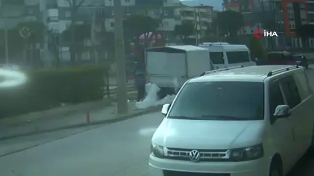 'Ayakkabıma kadar gasp edildim' demişti; kediyi tekmeleyip, arabalara zarar verdiği görüntüler ortaya çıktı 'Ayakkabıma kadar gasp edildim' demişti; kediyi tekmeleyip, arabalara zarar verdiği görüntüler ortaya çıktı