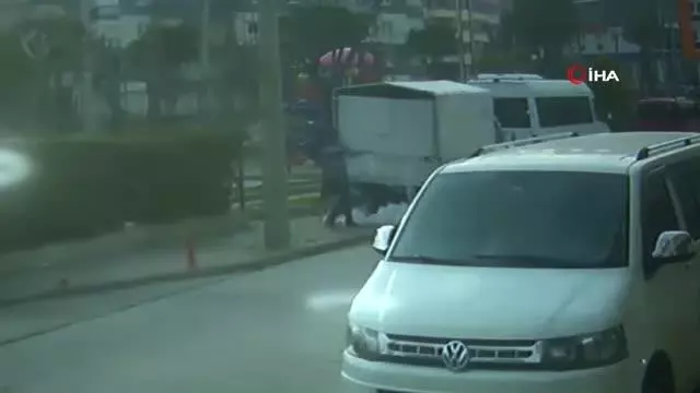 'Ayakkabıma kadar gasp edildim' demişti; kediyi tekmeleyip, arabalara zarar verdiği görüntüler ortaya çıktı 'Ayakkabıma kadar gasp edildim' demişti; kediyi tekmeleyip, arabalara zarar verdiği görüntüler ortaya çıktı