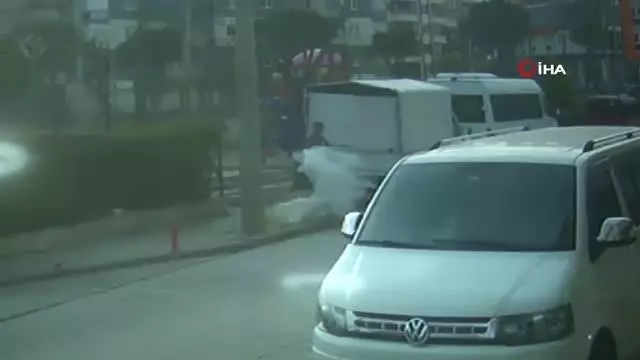 'Ayakkabıma kadar gasp edildim' demişti; kediyi tekmeleyip, arabalara zarar verdiği görüntüler ortaya çıktı 'Ayakkabıma kadar gasp edildim' demişti; kediyi tekmeleyip, arabalara zarar verdiği görüntüler ortaya çıktı